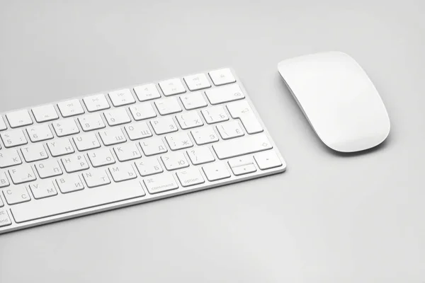Teclado y ratón de ordenador aislados sobre un fondo gris claro. Fotos de stock libres de derechos