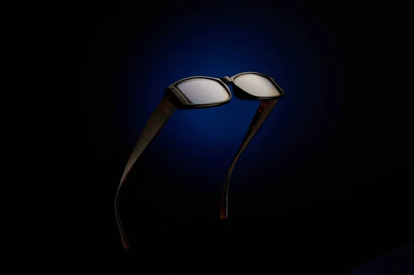검은 바탕 과푸른 배경의 선글라스. — 스톡 사진