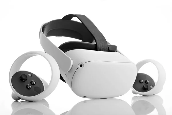 Beyaz arka plan üzerinde izole Vr sanal gerçeklik gözlük.