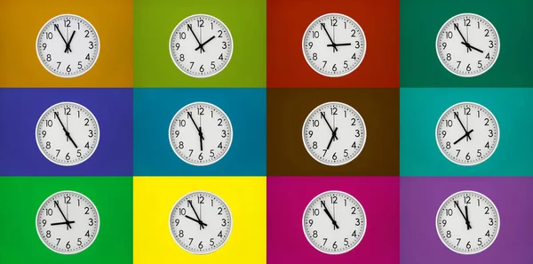 Viele runde Uhr mit unterschiedlichen Zeiten auf farbigen Hintergründen. — Stockfoto