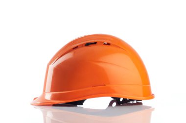 Beyaz arka plan üzerinde izole turuncu kask.