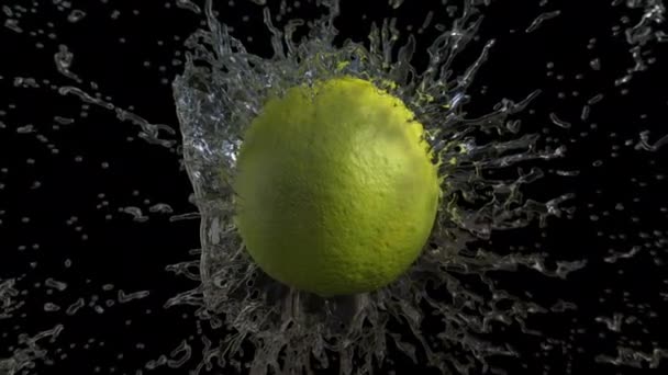 Slow Motion Shot van vallende Limes in het water. — Stockvideo