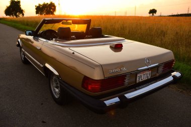 Mercedes Benz R107 380 SL Almanya gazileri süper arabalar arka tarafta