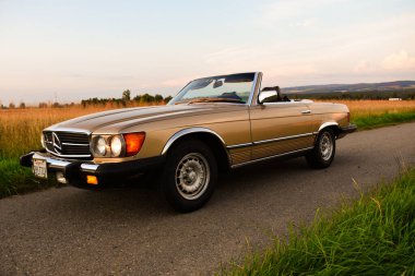 Mercedes Benz R107 380 SL Almanya süper gazileri gün batımı kırsalında ön tarafta