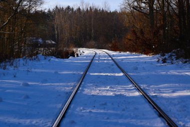 Kışın demir yolu güneş ışığı önleri yaladı.