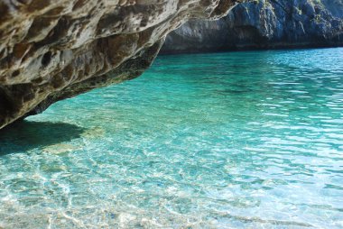 İtalya 'nın Cala Bianca Calabria sahilinde su kesinlikle berraktır.
