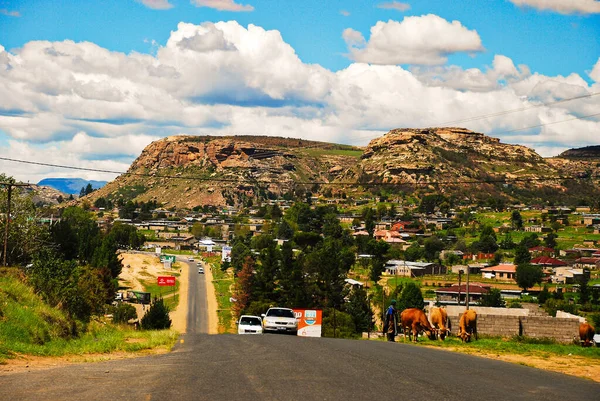 Ruta al pueblo tradicional de Lesotho con montañas en el fondo —  Fotos de Stock