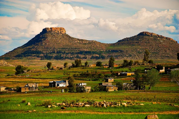 Campos y pueblos tradicionales en Lesotho África —  Fotos de Stock