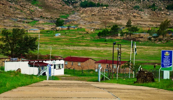 Kena ka Khotso border crossing to the Lesotho Kingdoom — стоковое фото