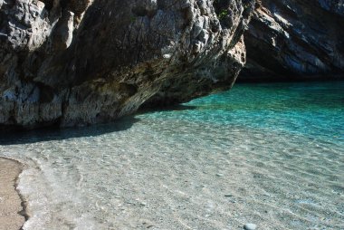 Cala Bianca Spiaggia, İtalya Calabria sahilinde berrak su