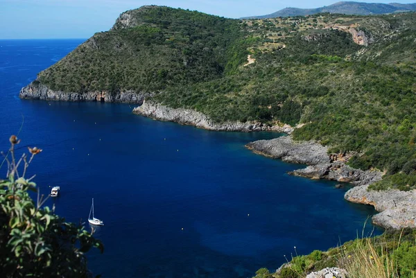 Widok na morze na zatokę Cala Bianca we Włoszech wybrzeże Kalabrii — Zdjęcie stockowe