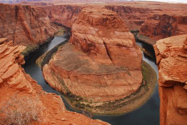 Colorado Nehri 'ndeki Horseshoe Bend Büyük Kanyon' un doğu kanadıdır.