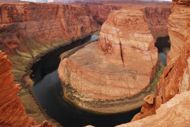 Horseshoe Kolorado Nehri 'nin ortasındaki Arizona Page şehrinin kıvrımlarını bük.