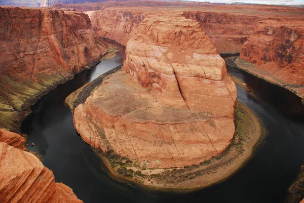 Colorado Nehri 'ndeki Horseshoe Bend Büyük Kanyon Arizona' nın doğu kıyısında yer alır.