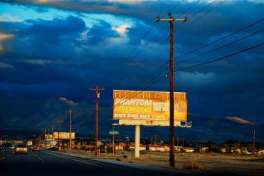 Fırtınadan sonra gün batımında Nevada 'nın tipik şehrine hoş geldiniz.
