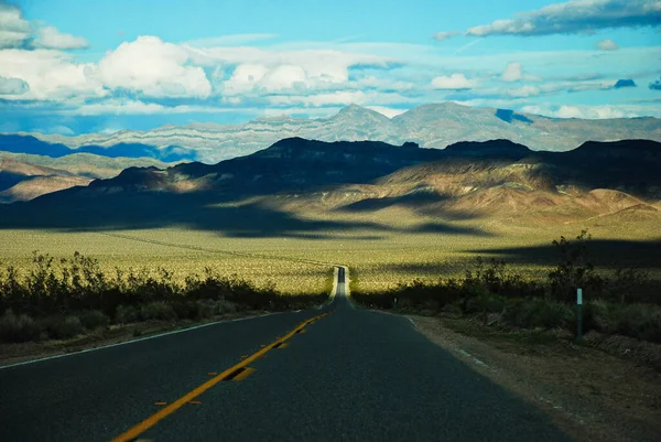 Route and mountains on the way from the Death Valley to Nevada — Stock Photo, Image