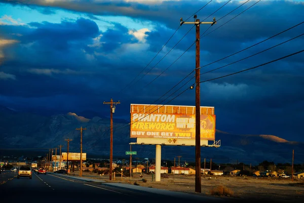 Fırtınadan sonra gün batımında Nevada 'nın tipik şehrine hoş geldiniz.