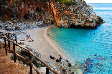 Castellammare del Golfo Sicilya yakınlarındaki Zingaro Rezervindeki Cala Capreria 'da kristal deniz