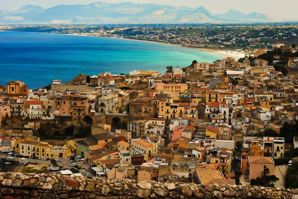 Vista desde el Belvedere Castellammare del Golfo a la ciudad, al oeste de Sicilia —  Fotos de Stock
