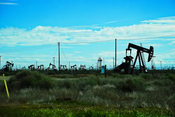 California Nın Ortasındaki Pompa Jack Petrol Sahası — Stok fotoğraf