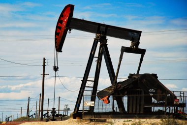 Petrol işçisi California 'da bir petrol kuyusu üzerinde çalışıyor.