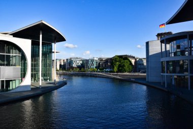 Spree nehri ve Berlin Almanya 'nın merkezindeki fütürist rıhtım.