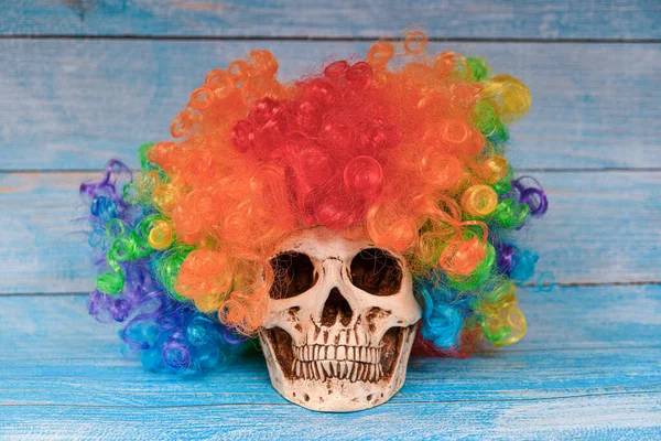 Teschio Con Corona Dorata Parrucca Clown Fondo Legno Blu — Foto Stock