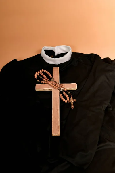 Uma Cruz Católica Rosário Jazem Roupa Sacerdote Antes Culto Igreja — Fotografia de Stock