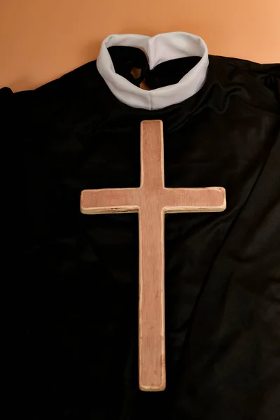 Uma Cruz Católica Jaz Roupa Padre Antes Culto Igreja — Fotografia de Stock