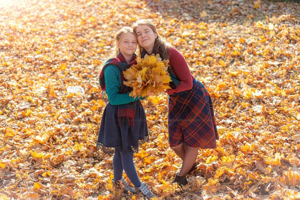Anne Kızı Parkta Sonbahar Yapraklarının Arka Planında Bir Buket Sarı — Stok fotoğraf