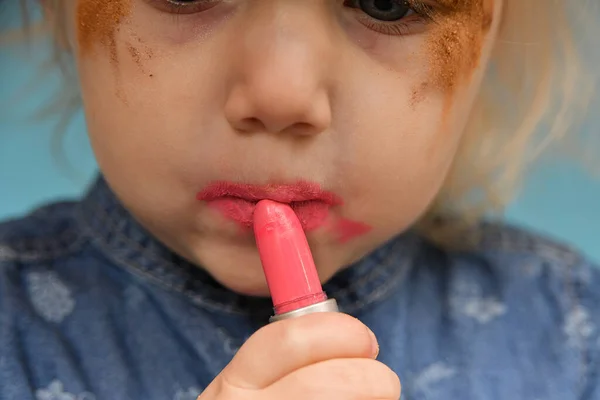 Uma Menina Tenta Colocar Seus Lábios Com Batom Mancha Tinta — Fotografia de Stock