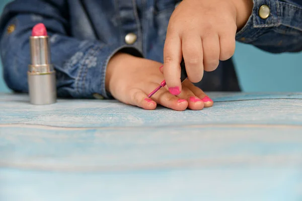 Een Klein Kind Schildert Zijn Nagels Onnodig Met Nagellak — Stockfoto