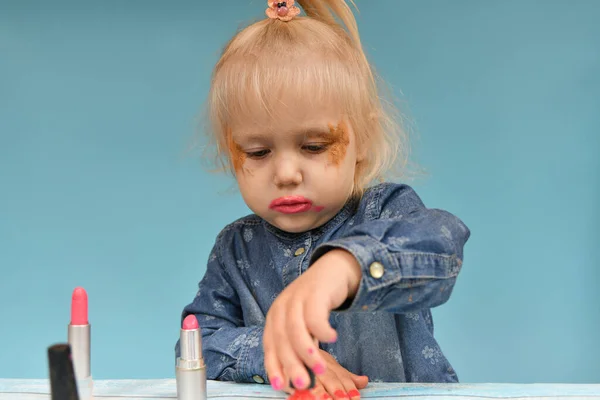 Fille Peint Avec Maquillage Maman Ferme Une Bouteille Vernis Ongles — Photo