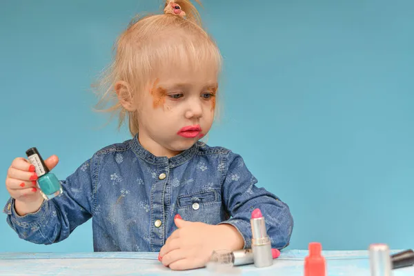 Petite Fille Pris Maquillage Mère Peint Ses Ongles Avec Vernis — Photo