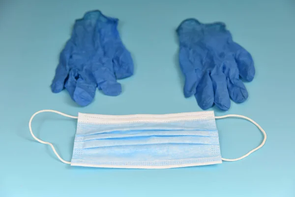 Egy Orvosi Maszk Kék Kesztyű Kék Alapon Fekszik Vírusvédelem Védelem — Stock Fotó