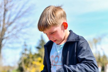 Çocuk parkta yürürken düştü ve gözyaşlarıyla ağladı..