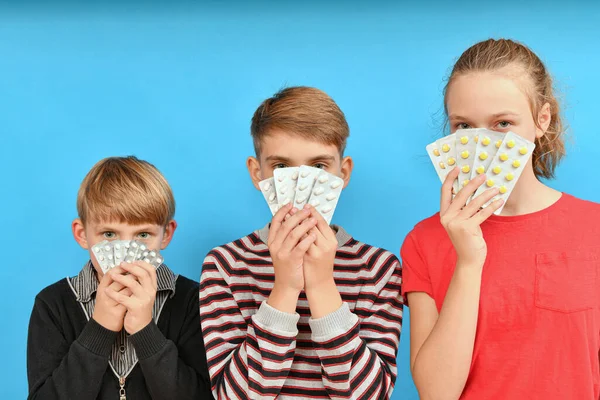 Les Enfants Cachent Leurs Visages Derrière Des Plaquettes Pilules Protection — Photo