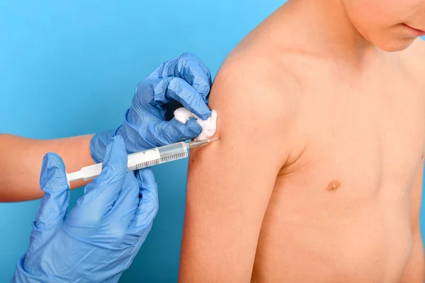 为儿童接种疫苗 医生给孩子接种了疫苗 并用棉毛擦拭他的肩膀 — 图库照片