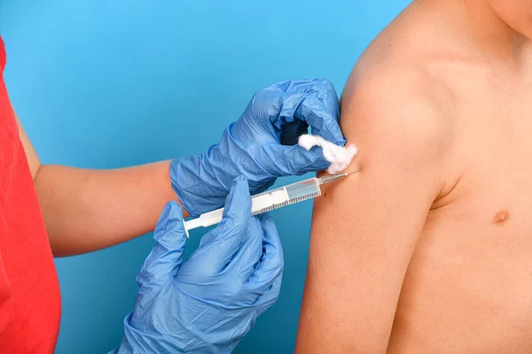 给孩子接种疫苗时 医生在孩子的肩上打一针 — 图库照片