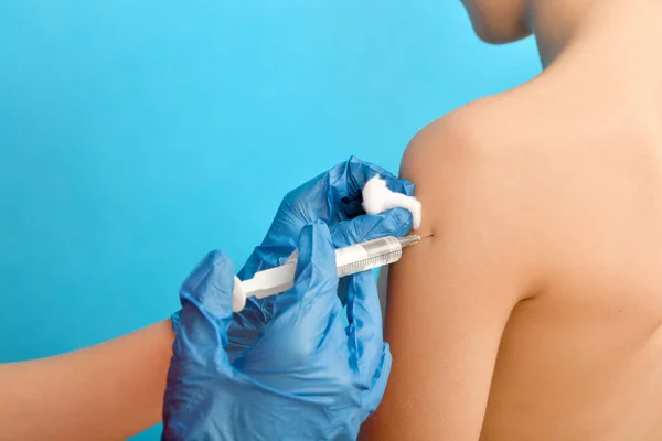 Вакцинація Дітей Лікар Робить Єкцію Плече Дитини — стокове фото
