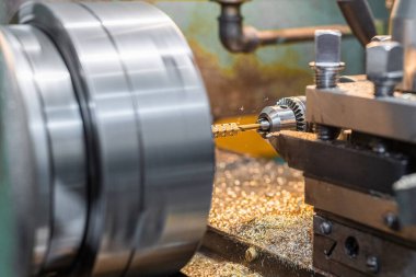 Torna tezgahında bronz altıgen.