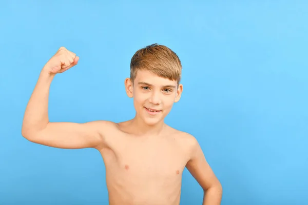 Liten Smal Pojke Räckte Upp Handen Och Visar Biceps — Stockfoto