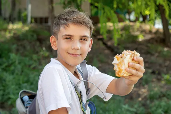 Menino Com Uma Mochila Sai Escola Mostra Sanduíche — Fotografia de Stock