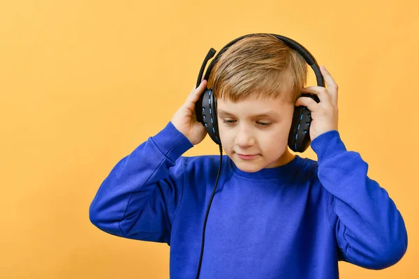 Αγόρι Ακούει Την Αγαπημένη Του Μουσική Μαύρα Ακουστικά — Φωτογραφία Αρχείου