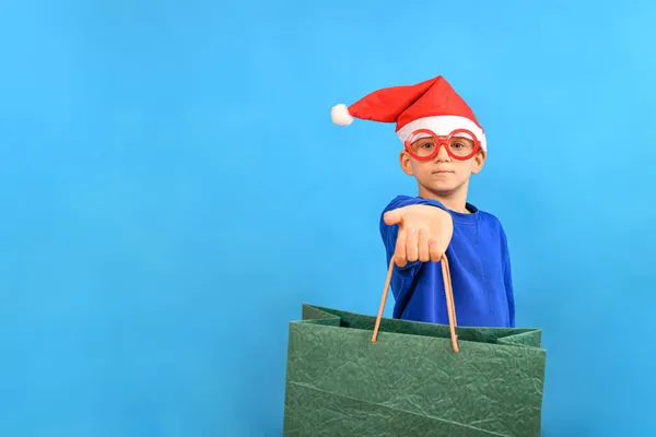 Chlapec Legračních Brýlích Klobouku Santa Clause Drží Barevné Papírové Nákupní — Stock fotografie
