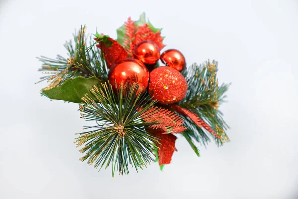 Giocattoli Natale Ramo Pino Uno Sfondo Grigio Bianco Cartoline Natale — Foto Stock