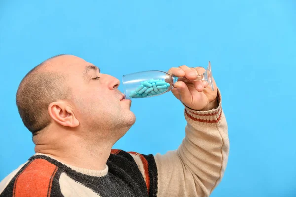 Homem Bebe Comprimidos Medicinais Cápsulas Azuis Uma Taça Champanhe Conceito — Fotografia de Stock