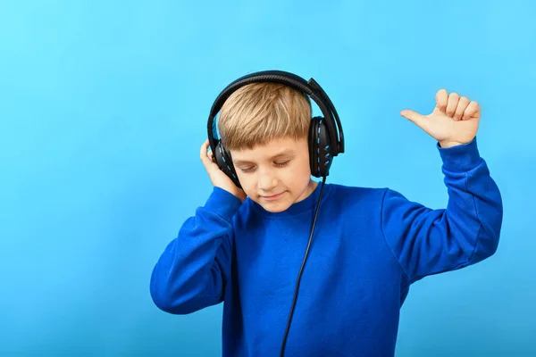 Ένα Αγόρι Μεγάλα Ακουστικά Ακούει Μουσική — Φωτογραφία Αρχείου