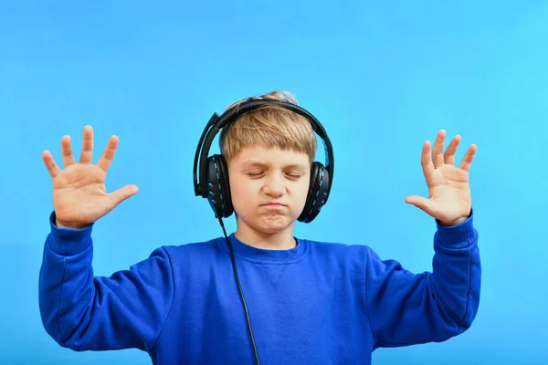 Ένα Αγόρι Μεγάλα Ακουστικά Κλειστά Μάτια Απολαμβάνει Ακούει Μουσική — Φωτογραφία Αρχείου