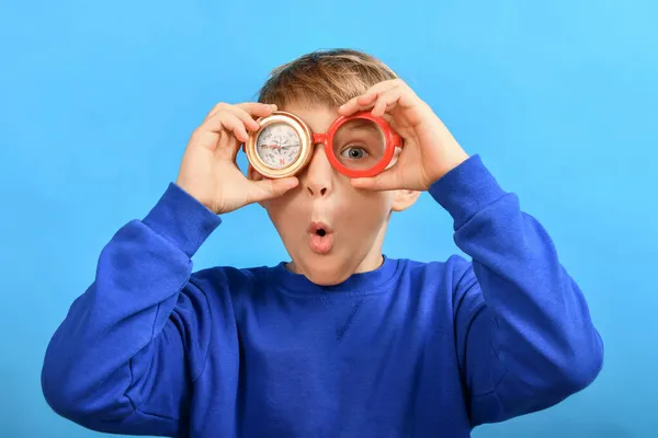 Chico Sorprendido Con Gafas Graciosas Sostiene Una Brújula Cerca Sus — Foto de Stock